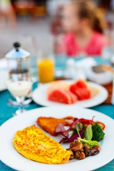 Frühstück mit Omelett — Stockfoto