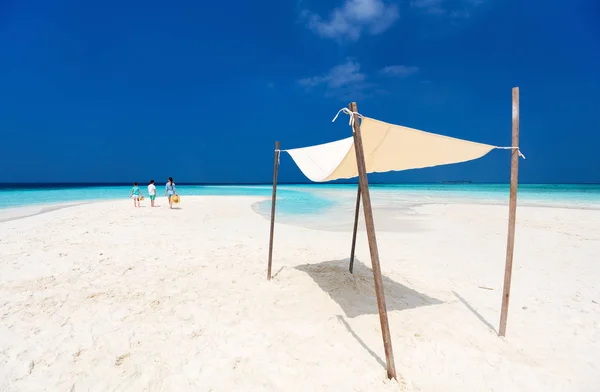 Mor och barn på tropical beach — Stockfoto