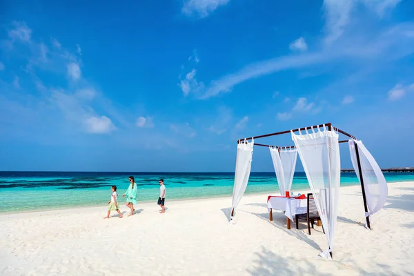 Mor och barn på tropical beach — Stockfoto