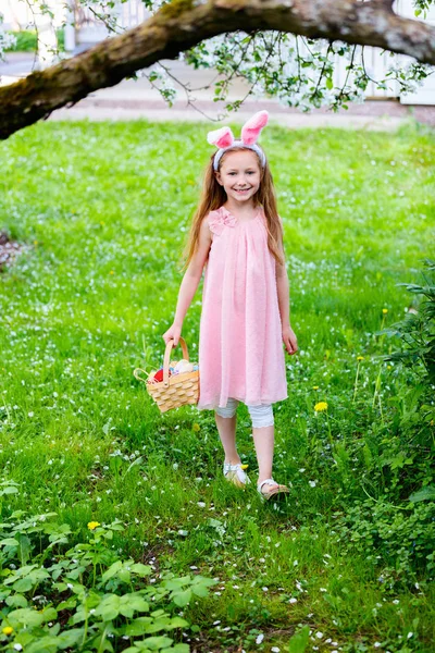 复活节彩蛋的小女孩 — 图库照片