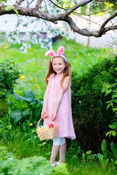 Kislány húsvéti tojás — Stock Fotó