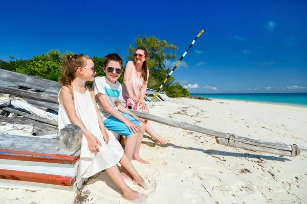 Mãe e crianças na praia tropical — Fotografia de Stock