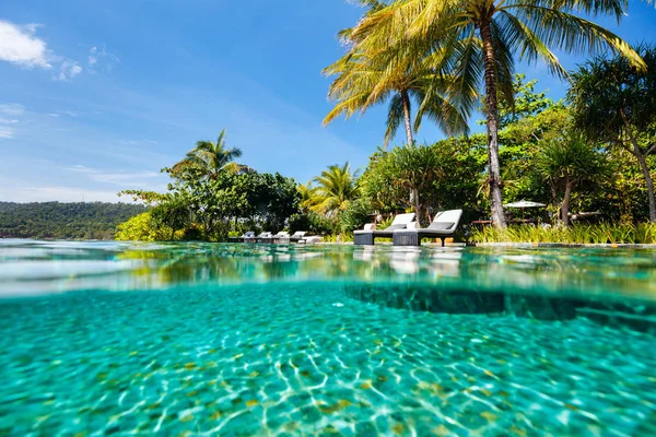 Luxusní resort bazén — Stock fotografie