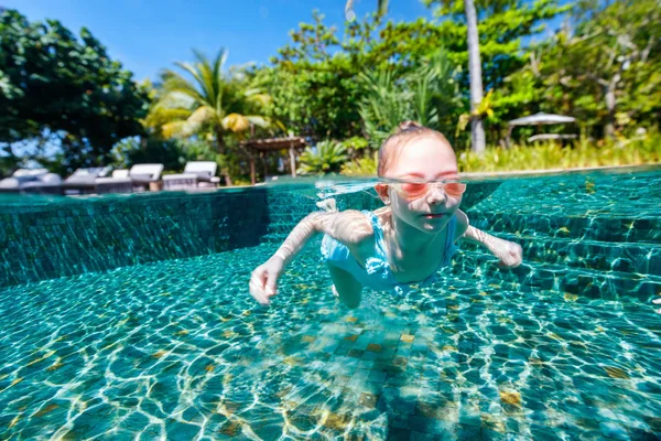 Little girl in swimming pool — Stock Photo, Image