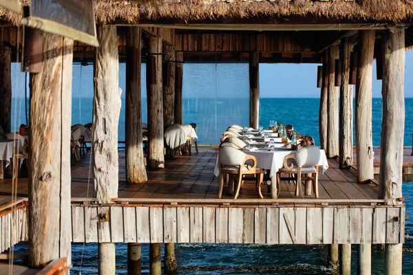 Restaurante romântico ao ar livre — Fotografia de Stock