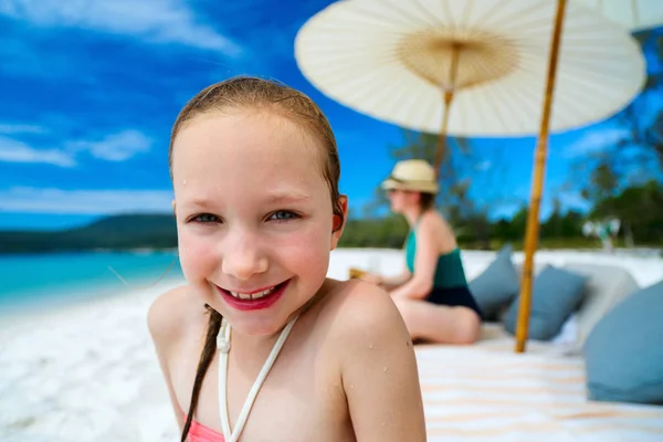 Madre e hija en la playa —  Fotos de Stock