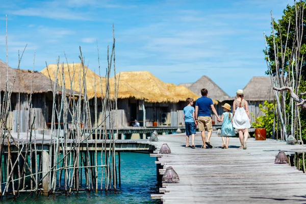 Famiglia in vacanza estiva — Foto Stock