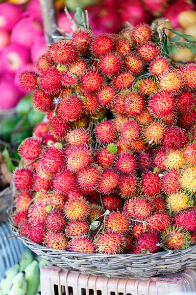 Rambutan ovoce na trhu stánek — Stock fotografie