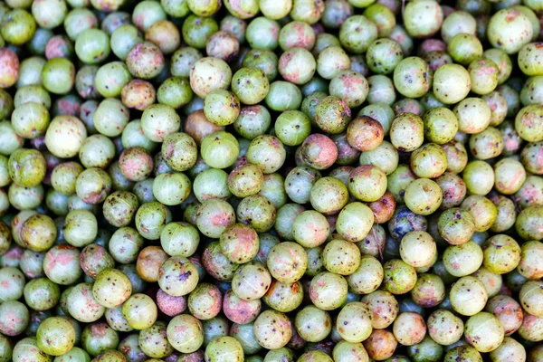 Frutas verdes frescas en bandeja de mercado — Foto de Stock