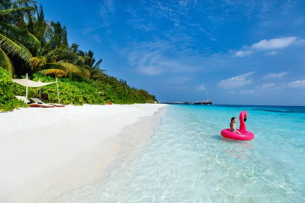 Bedårande liten flicka på stranden — Stockfoto