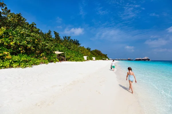 Kids at beach — Stock Photo, Image