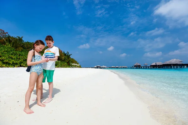 Bambini in spiaggia — Foto Stock