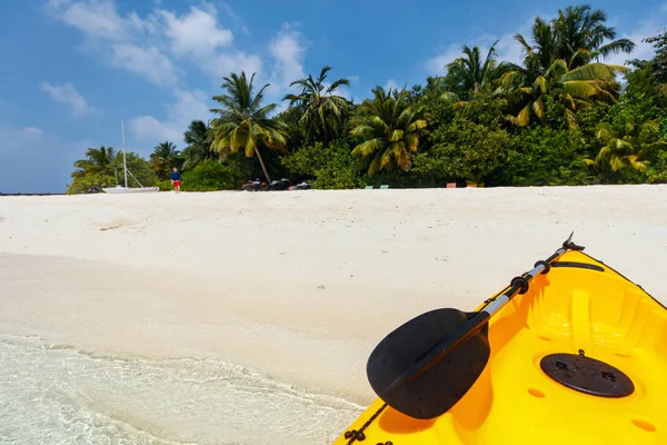 Hermosa playa tropical en la isla exótica de Maldivas — Foto de Stock