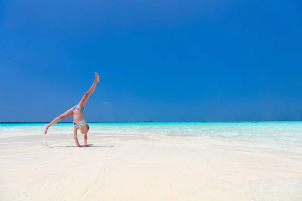 Adorable little girl at beach — Stock Photo, Image