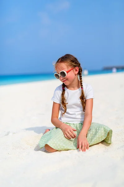 Bedårande liten flicka på stranden — Stockfoto