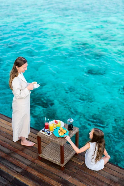 Mutter und Tochter im Urlaub — Stockfoto