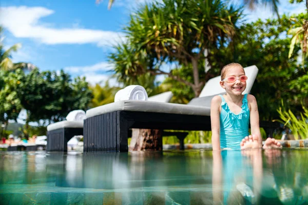 Liten flicka i poolen — Stockfoto