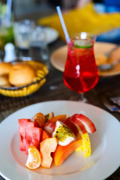 Bandeja de frutas y cócteles exóticos — Foto de Stock