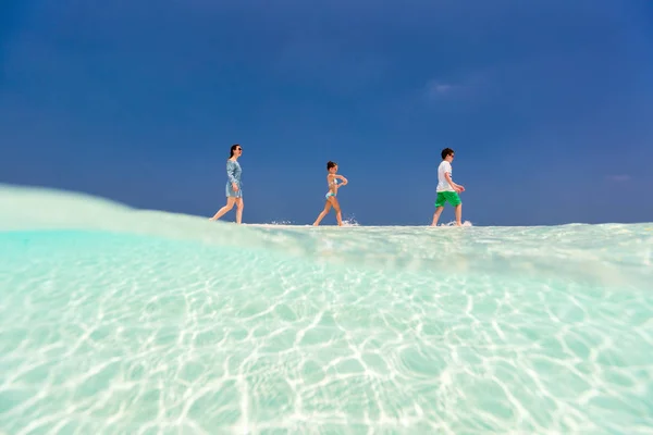 Mãe e crianças na praia tropical — Fotografia de Stock