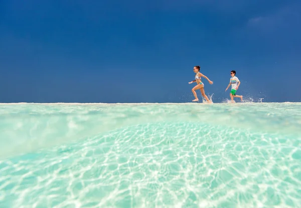 Kinderen plezier op strand — Stockfoto