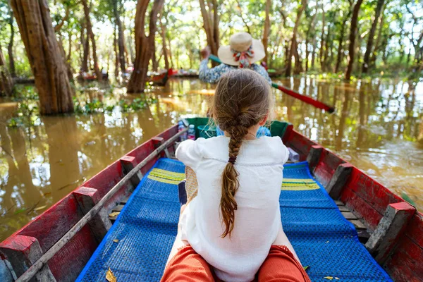 Liten flicka på översvämmad skog — Stockfoto