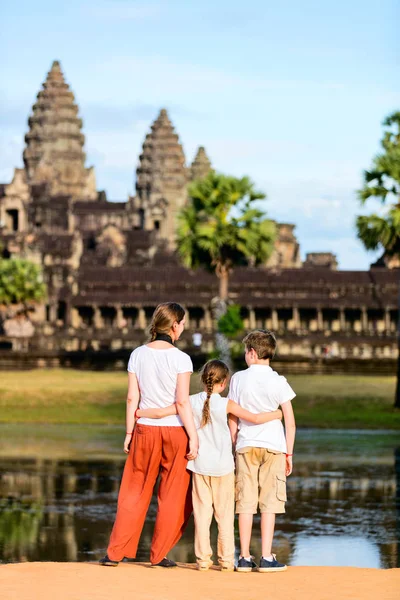 Οικογένεια στο Angkor Wat ο ναός — Φωτογραφία Αρχείου