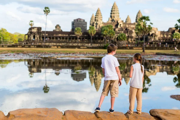 Barnen på templet Angkor Wat — Stockfoto
