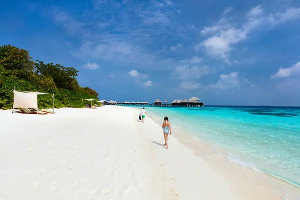 Barnen på stranden — Stockfoto