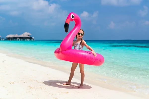 Adorável menina na praia — Fotografia de Stock