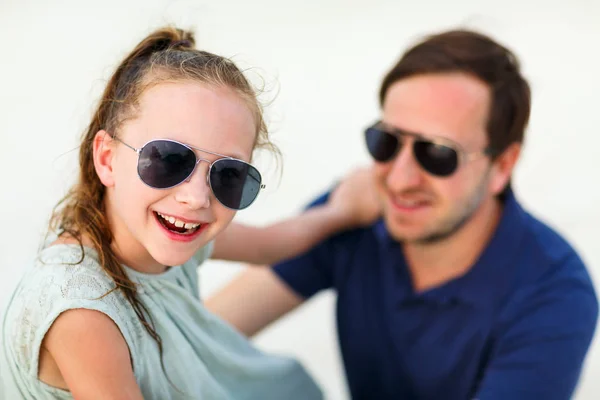 Vader en dochter lachen — Stockfoto