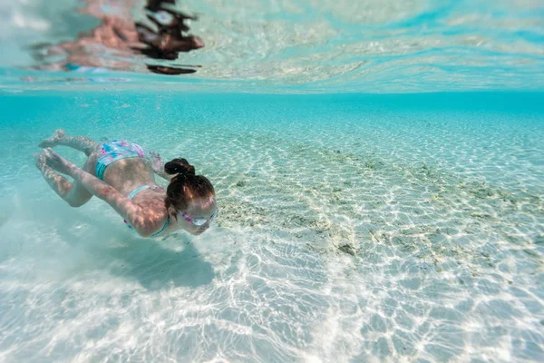 Niña de vacaciones — Foto de Stock