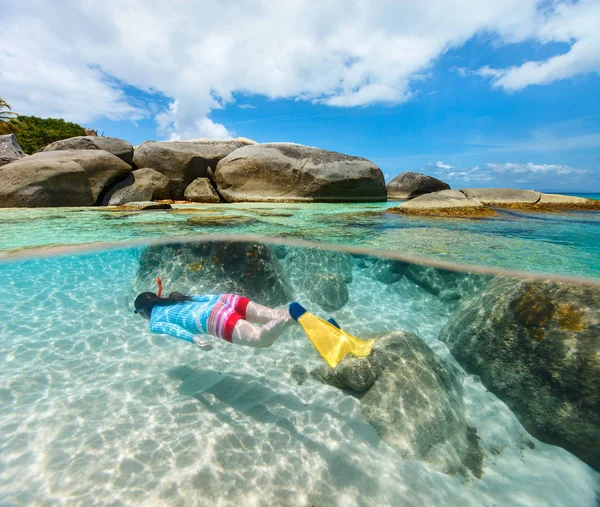 Vrouw snorkelen in tropische water — Stockfoto