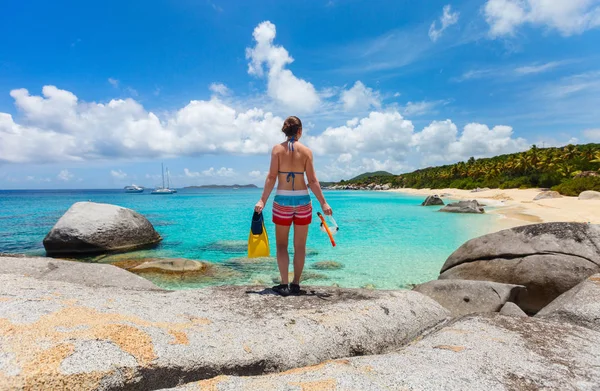 Donna con attrezzatura da snorkeling sulla spiaggia tropicale — Foto Stock