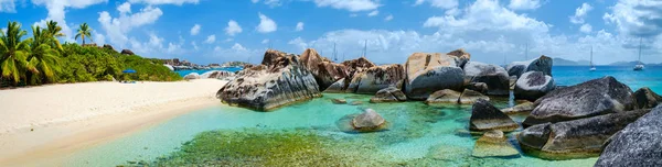 Bella spiaggia tropicale ai Caraibi — Foto Stock