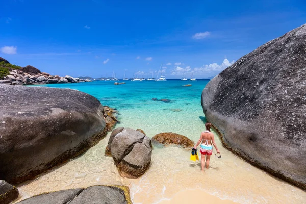 Frau mit Schnorchelausrüstung am tropischen Strand — Stockfoto