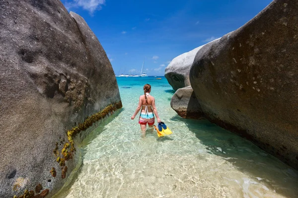 熱帯のビーチでのシュノーケ リング用具を持つ女性 — ストック写真