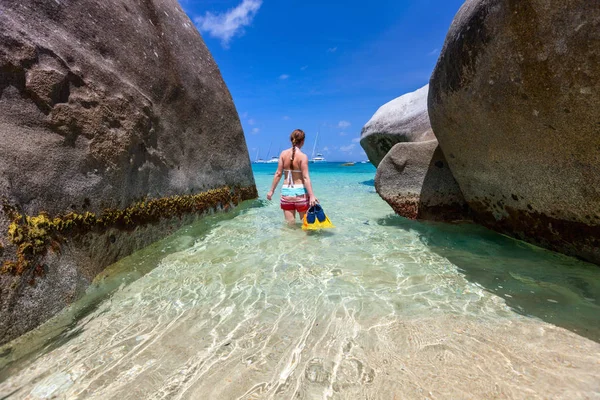 Vrouw met snorkeluitrusting op tropisch strand — Stockfoto