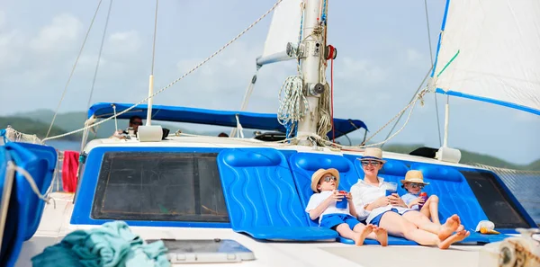 Mère et enfants au yacht de luxe — Photo
