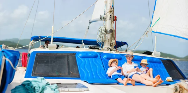 Madre e bambini allo yacht di lusso — Foto Stock