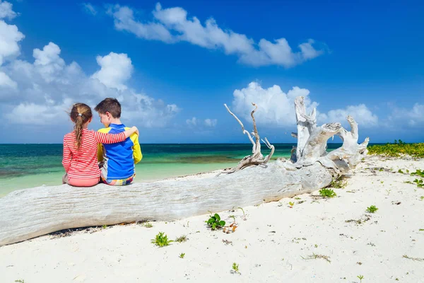 Kinder haben Spaß am Strand — Stockfoto