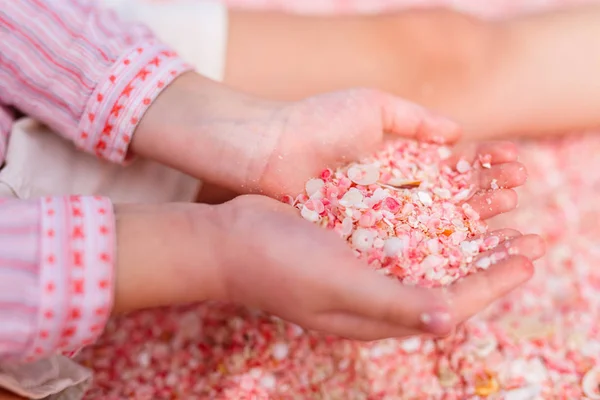 Kız holding pembe kabukları — Stok fotoğraf