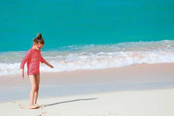 Adorable niña en la playa — Stockfoto