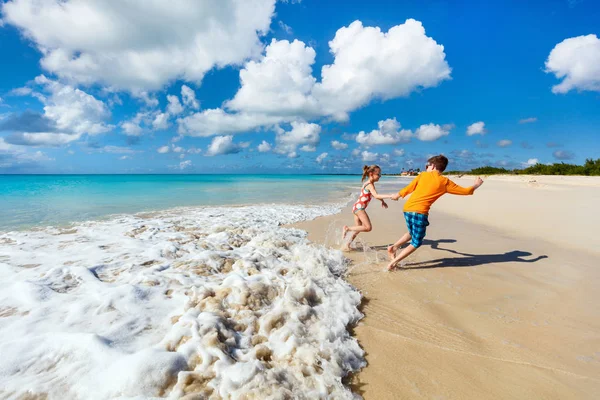 Barnen har roligt på stranden — Stockfoto