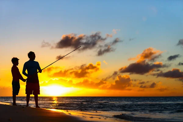 Familjen fiske från strand — Stockfoto