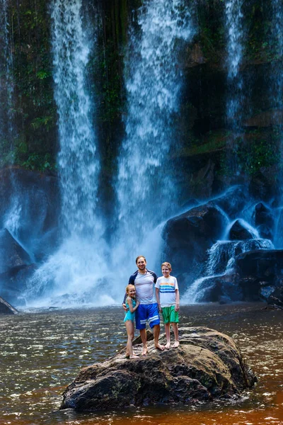 Familie schwimmt im Wasserfall — Stockfoto
