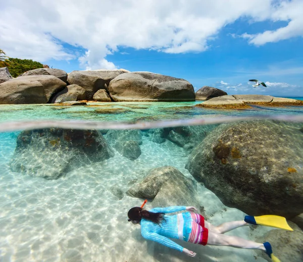 Mulher snorkeling em águas tropicais — Fotografia de Stock