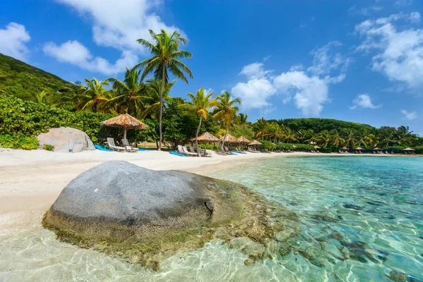 Bela praia tropical no Caribe — Fotografia de Stock