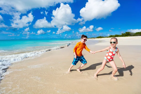 Діти розважаються на пляжі — стокове фото