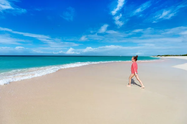 Adorável menina na praia — Fotografia de Stock