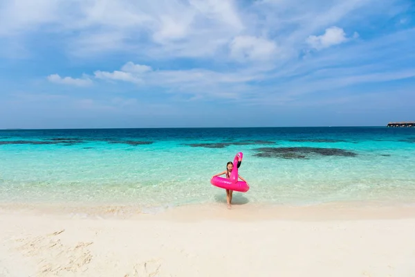 Adorable niña en la playa — Stockfoto